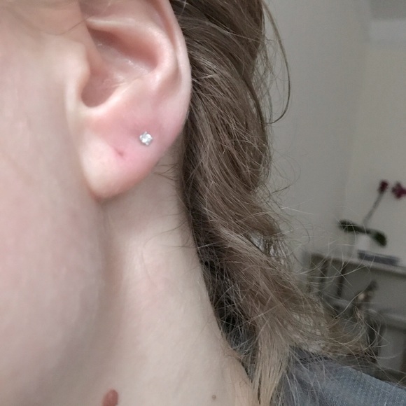 🤍Single solitary diamond stud. 2mm approximately - Picture 4 of 7